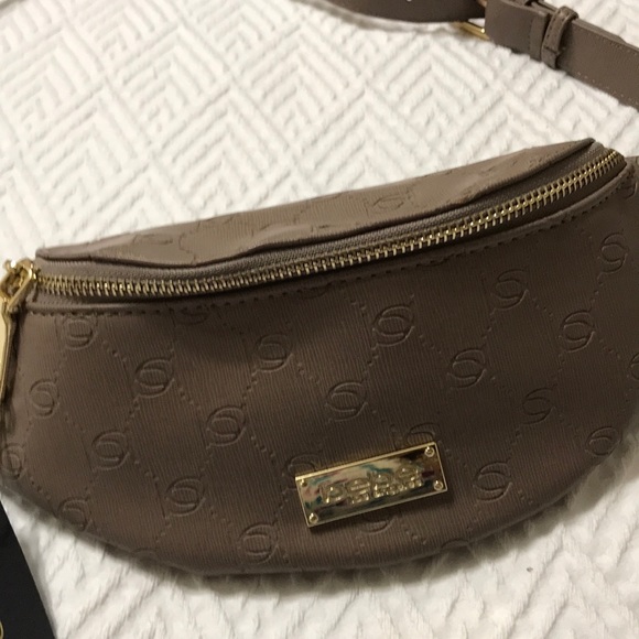 bebe Handbags - ✨🆕🆕🆕 Bebe FANNY pack